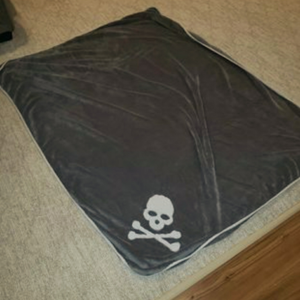 Dubble sided skull throw blanket